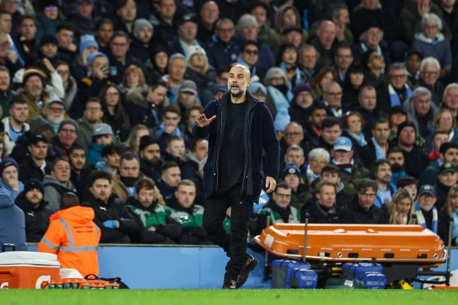 Pep Guardiola da indicaciones a sus jugadores en el Manchester City-Manchester United (FOTO: Cordó