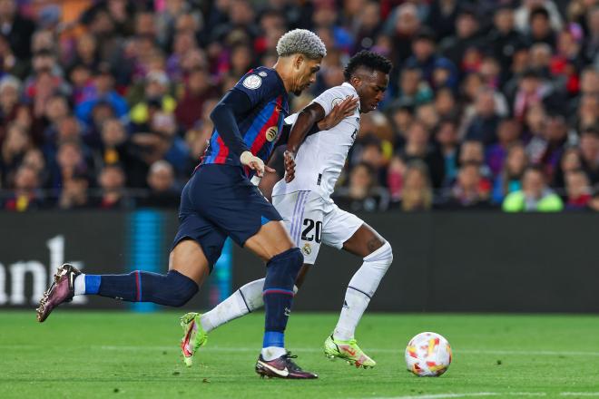 Araújo y Vinícius en El Clásico de la pasada temporada (Cordon Press)