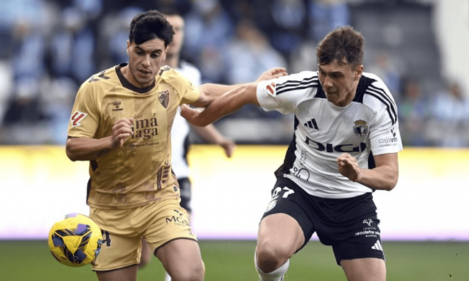 Acción del Burgos - Málaga en El Plantío. (Foto: LALIGA)