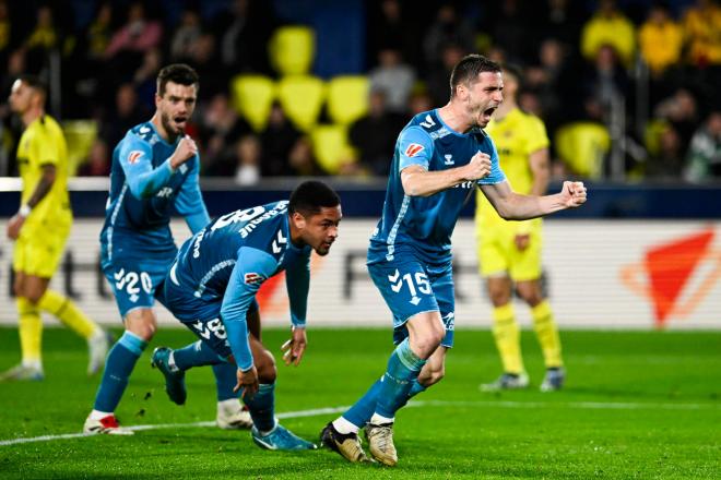 Vitor Roque y Perraud celebran el 0-1 ante el Villarreal (Foto: EFE).