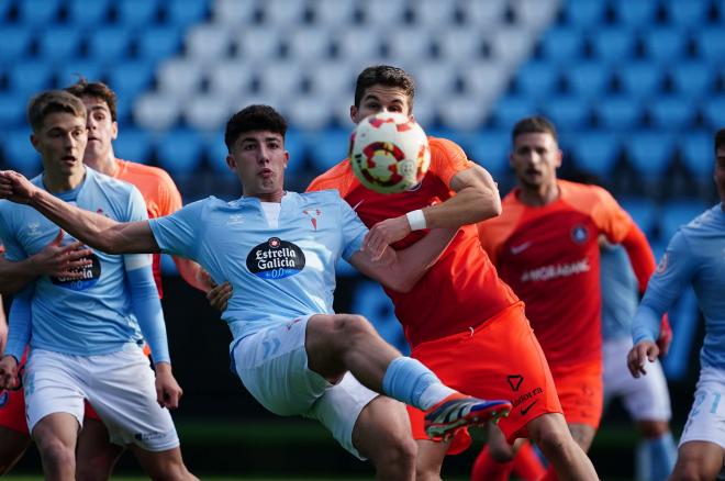 Yoel Lago despejando un balón (Foto: RC Celta).