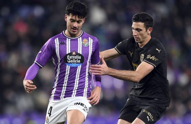 Víctor Meseguer, ante César Tárrega en el Valladolid-Valencia.