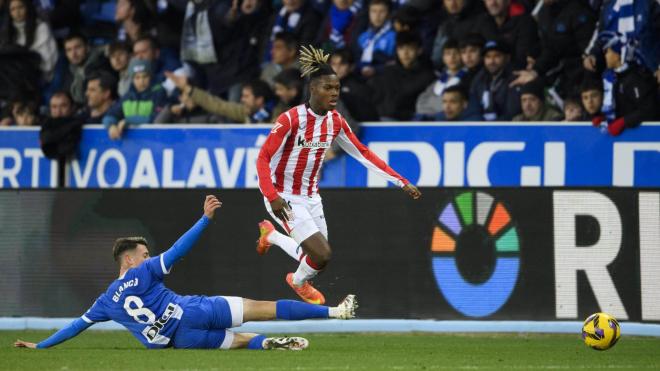 Falta fuerte a Nico Williams de Blanco del Alavés en el Derbi vasco de Mendizorrotza (Foto: Athletic Club).