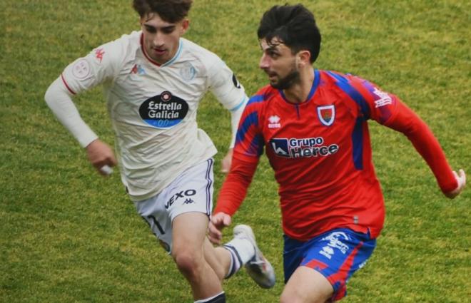 Neira pugna por un balón en Soria (Foto: Real Valladolid).