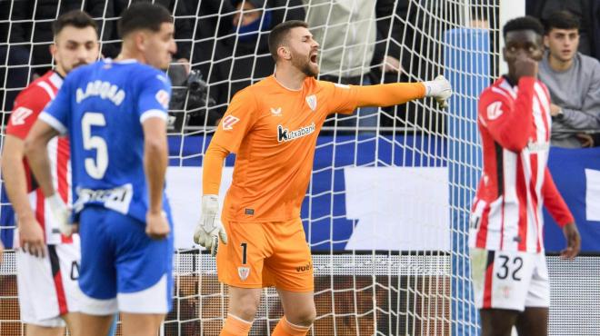 Ordenes de un silbado Unai Simón en el Derbi vasco ante el Deportivo Alavés en Mendizorrotza (Foto: Athletic Club).