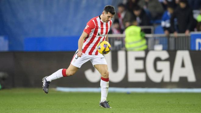 Dani Vivian en acción en el Derbi vasco ante el Alavés empatado en Mendizorrotza (Foto: Athletic Club).