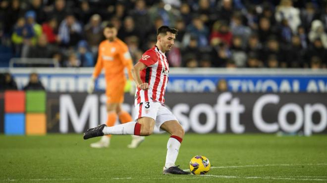 El central de Vitoria-Gasteiz Dani Vivian, en acción ante el Deportivo Alavés en Mendizorrotza (Foto: Athletic Club).