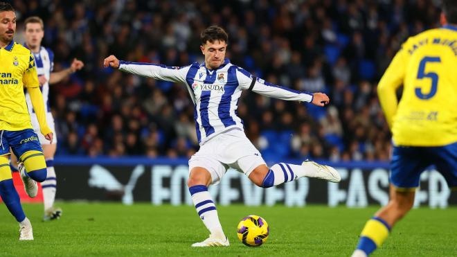 Martin Zubimendi golpea un balón en el Real Sociedad-Las Palmas (Foto: LaLiga).