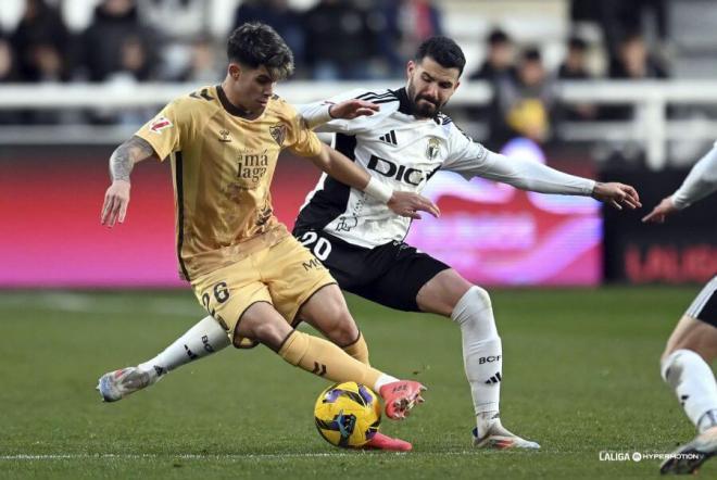 Antoñito Cordero, ante el Burgos en El Plantío. (Foto: LALIGA)