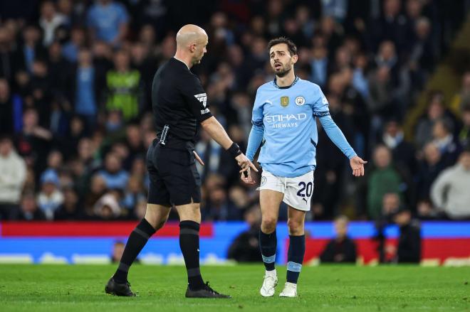 Bernardo Silva se queja al árbitro en el Manchester City-Manchester United (FOTO: Cordón Press).