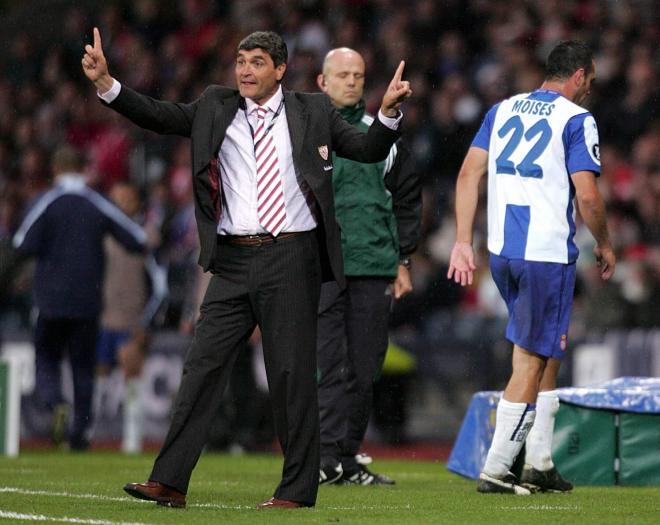 Juande Ramos, dirigiendo al Sevilla en la final de la Copa de la UEFA de 2007 (Foto: Cordon Press).