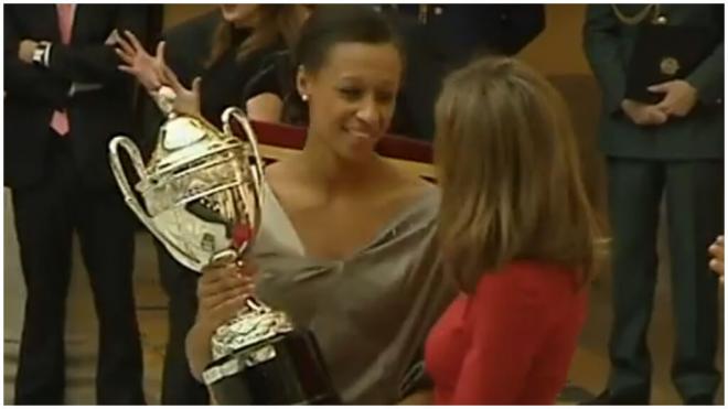 Ana Peleteiro recibe el Premio Princesa de Asturias de 2012 a manos de la Reina Letizia (captura:ca