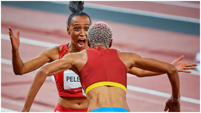 Ana Peleteiro celebra con Yulimar Rojas su medalla en Tokyo 2020 (Cordon Press).