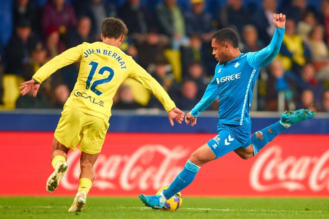 Vitor Roque, delantero de Real Betis, golpea la pelota (foto: Cordón Press).