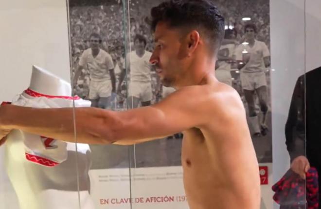 Jesús Navas deposita la camiseta.