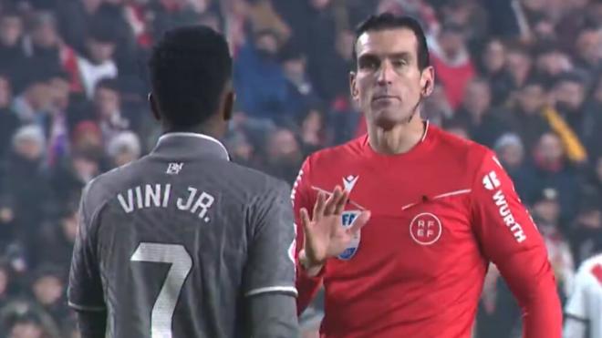 Vinicius y Martínez Munuera hablando tras la acción del penalti (Captura de 'DAZN')