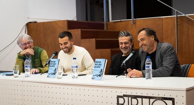 Javi Guillén con Alfredo Santaelena y Pedro Riesco en una presentación de su libro (Foto: Javier Villabrille).