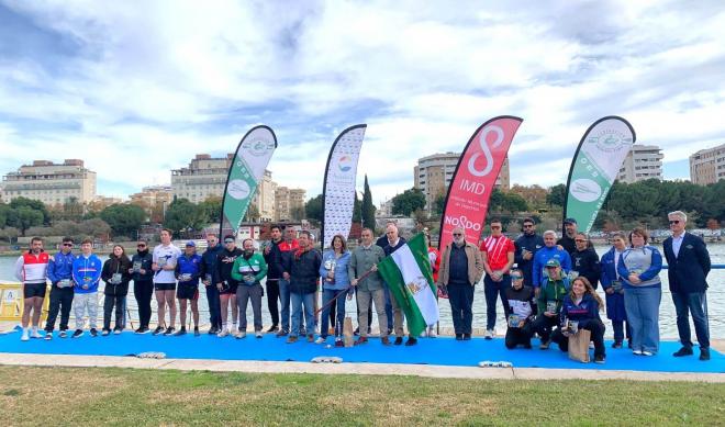 Momento de la entrega de trofeos del 18º Abierto internacional de Andalucía de remo.