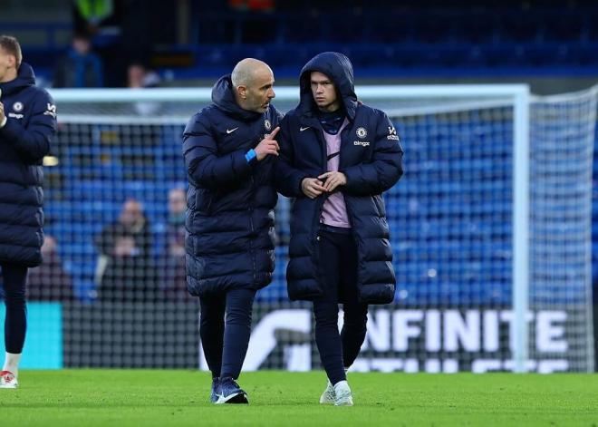 Mikhaylo Mudryk charla con Enzo Maresca en Stamford Bridge (Foto: Cordon Press).