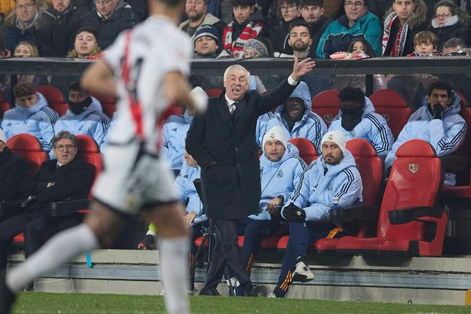 Carlo Ancelotti en el banquillo de Vallecas (Cordon Press)