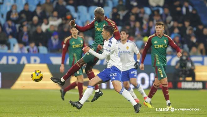 Kwasi Sibo en un lance del Oviedo - Zaragoza (Foto: LALIGA).