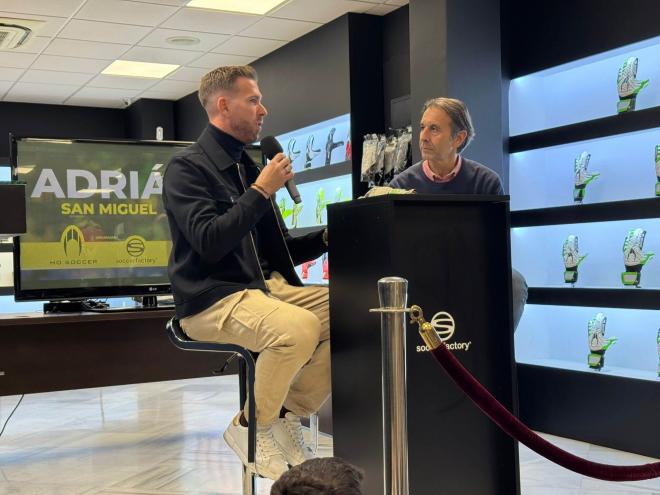 Adrián San Miguel, en un momento del acto junto al moderador Ángel Gámiz.