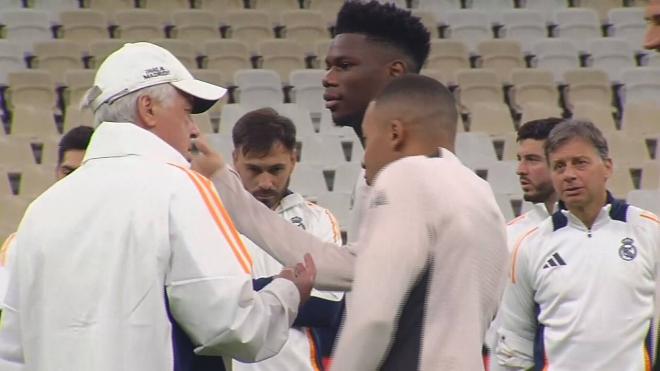 Carlo Ancelotti y Kylian Mbappé, en el entrenamiento del Real Madrid en Doha