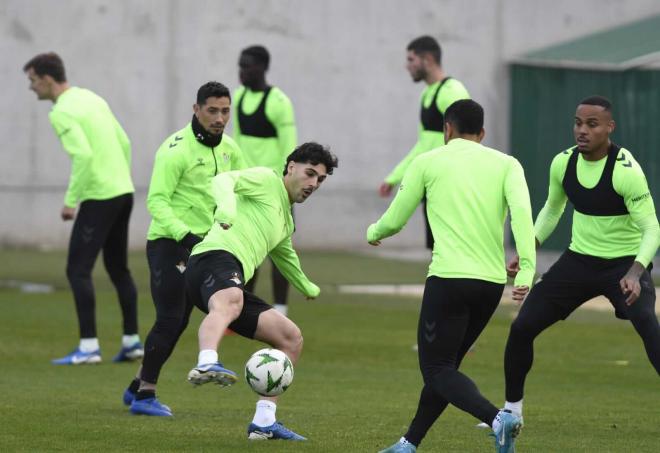 Johnny Cardoso en un entrenamiento del Real Betis (foto: Kiko Hurtado).