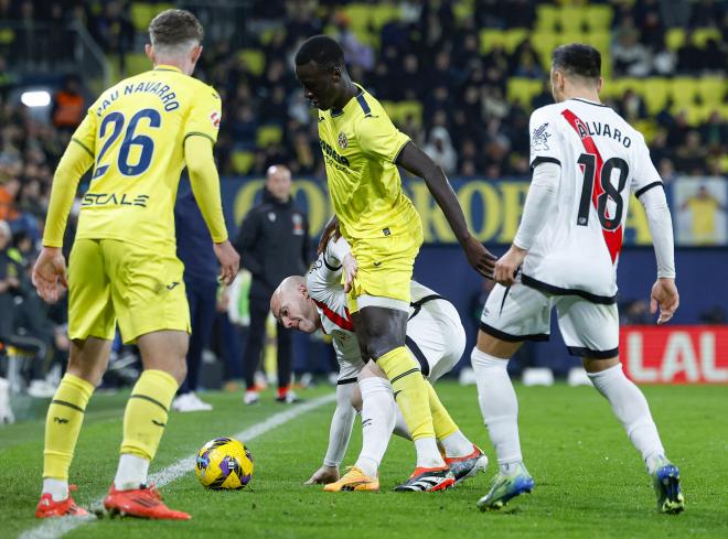 Isi protege la pelota en el Villarreal-Rayo (Foto: LaLiga).