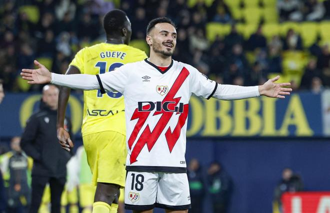 Álvaro García se lamenta de una ocasión en el Villarreal-Rayo disputado en La Cerámica. (Foto: LaLiga).