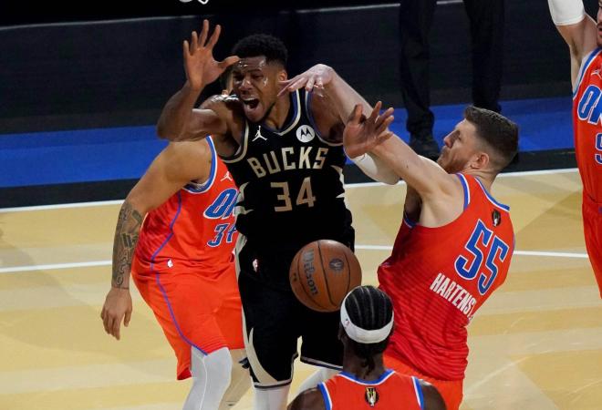 Giannis Antetokounmpo, en el Bucks - Thunder de la NBA Cup (Foto: CordonPress).