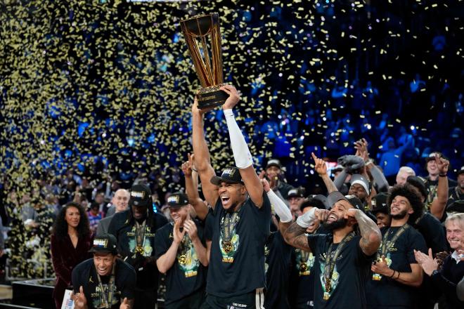 Giannis Antetokounmpo celebra la NBA Cup de los Milwaukee Bucks (Foto: CordonPress).