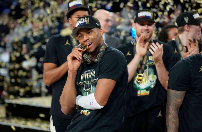 Giannis Antetokounmpo celebra la NBA Cup de los Milwaukee Bucks(Foto: CordonPress).