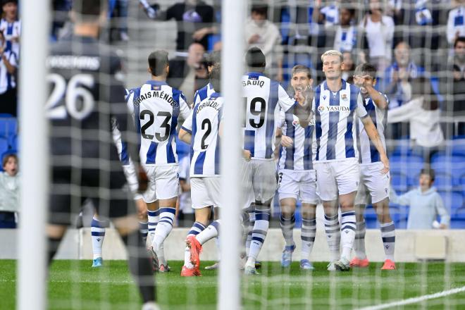 Umar Sadiq y Orri Oskarsson celebran un gol con la Real Sociedad (Fotos: LALIGA).