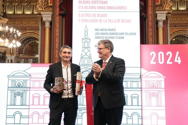 Ernesto Valverde, junto al alcalde de Bilbao, Juan María Aburto, en el Ayuntamiento (Foto: Athletic Club).