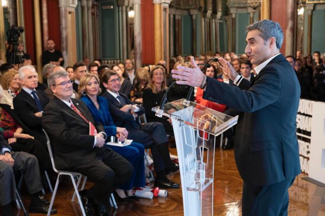 Ernesto Valverde hace gala de su oratoria en el Ayuntamiento de Bilbao (Foto: Athletic Club).