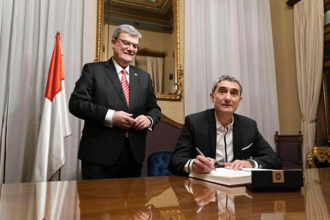 Ernesto Valverde firma junto al alcalde de Bilbao en el Ayuntamiento de la Villa (Foto: Athletic Club).