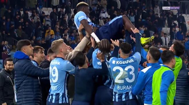 Manteo al jugador Maestro por el Adana Demirspor tras perder a su hermano (Captura: BeIN Sports)