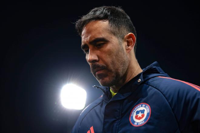 Claudio Bravo con la selección de Chile (Foto: Cordon Press).