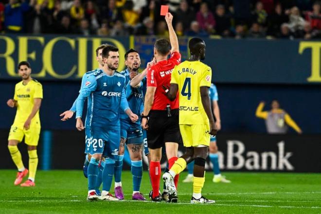 Momento de la expulsión del Chimy Ávila (foto: EFE).