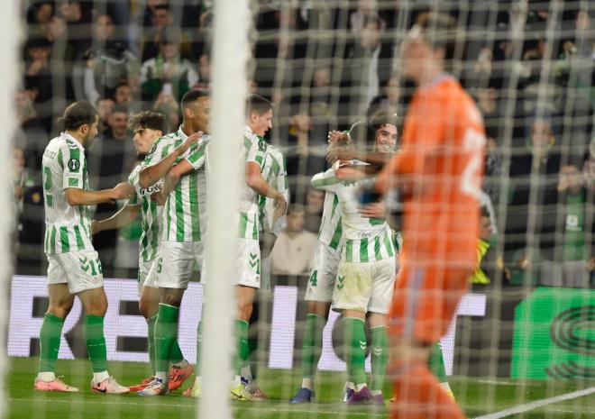 Johnny Cardoso celebra el gol (foto: Kiko Hurtado).