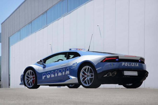 La policía italiana salva vidas con automóviles Lamborghini.