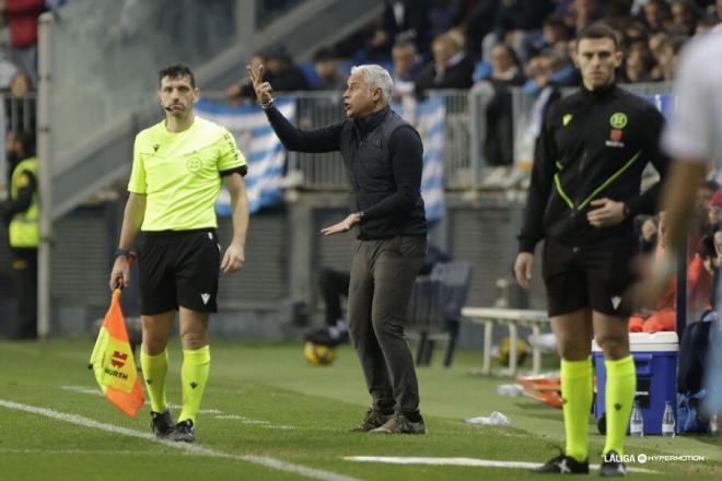 Sergio Pellicer dirige a su equipo en La Rosaleda. (Foto: LALIGA)