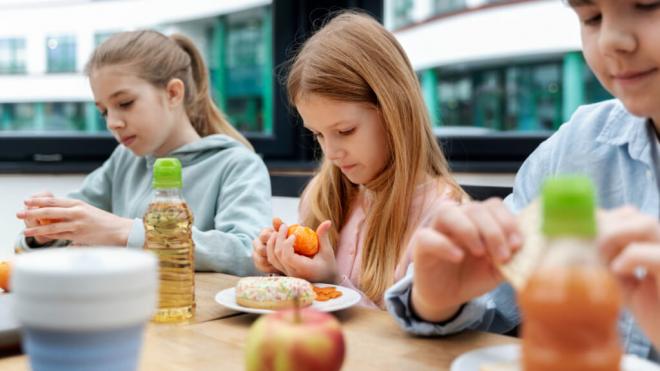 Alumnos tomando el almuerzo en un comedor escolar (Foto: Freepik)