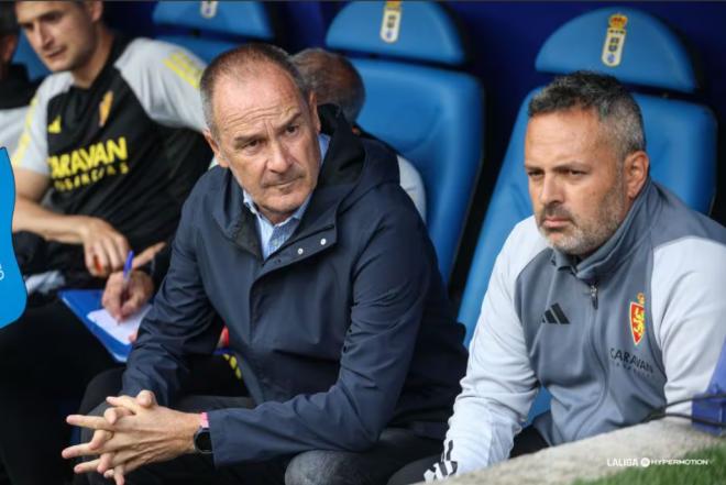 David Fernández y David Navarro, en el banquillo zaragocista en el Tartiere (Foto: LaLiga).