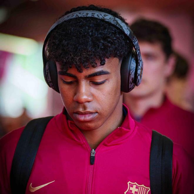 Lamine Yamal con sus cascos Beats ('X' FC Barcelona)