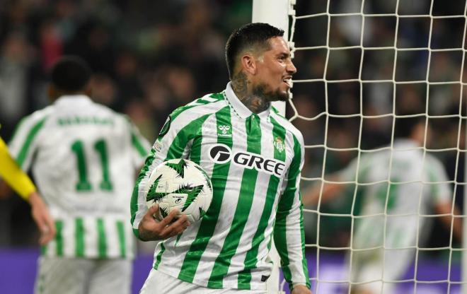 Chimy Ávila celebra un gol del Betis (Foto: Kiko Hurtado).