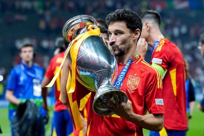 Jesús Navas, con la Eurocopa ganada en 2024 con la selección española (Foto: Cordon Press).