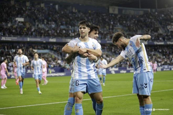 Lobete, Dani Sánchez y Cordero celebran un gol en La Rosaleda. (Foto: LALIGA)