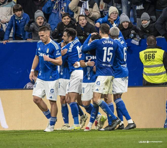 Los jugadores del Oviedo celebran un gol en el Tartiere (Foto: LaLiga).